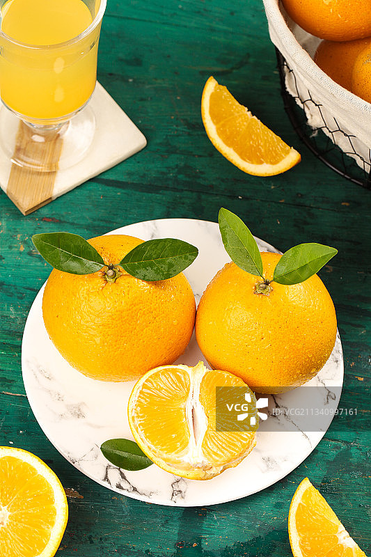 蓝底上放着一盘高山胡柚图片素材