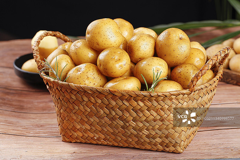 篮子里的山东黄皮小土豆图片素材