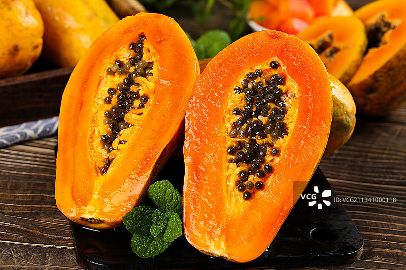 黑石板上放着雷州红心木瓜图片素材