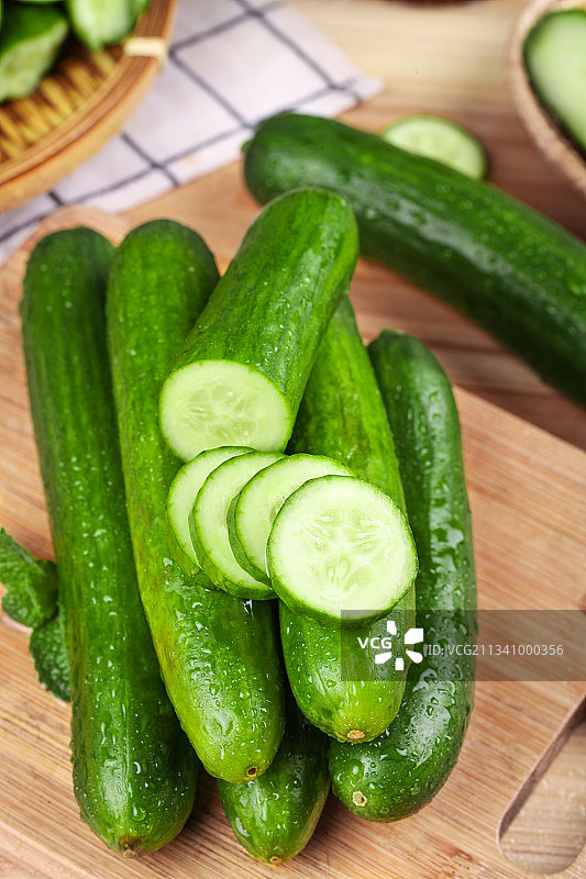 木板上放着无刺小黄瓜图片素材