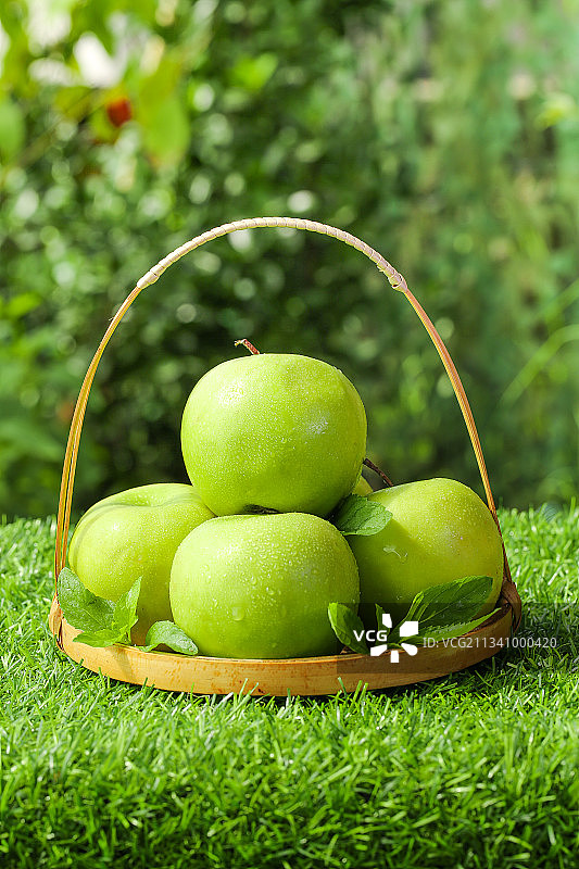 篮子里装着青苹果图片素材
