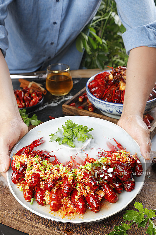 盘子里装着蒜蓉小龙虾图片素材