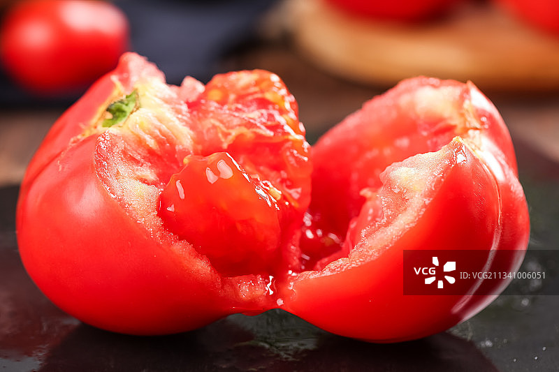 黑石板上放着沙瓤西红柿图片素材