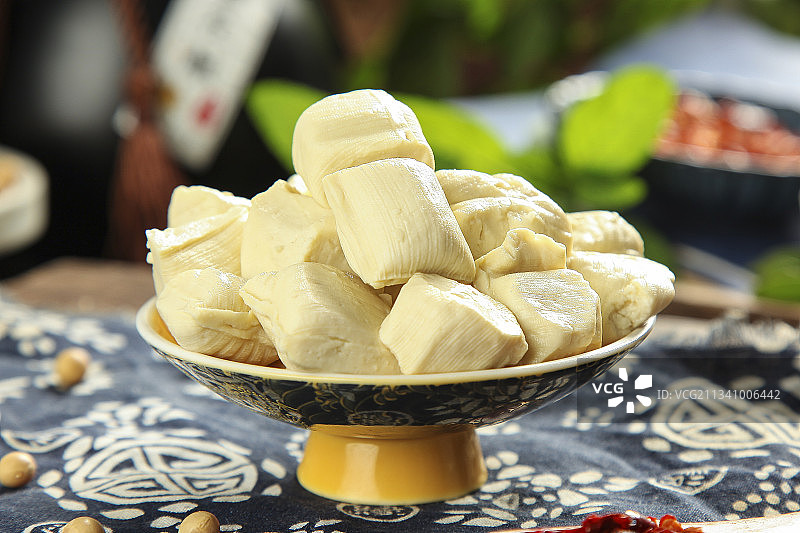 花布底上的包浆豆腐图片素材