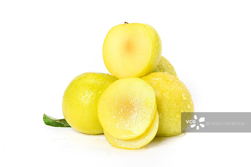 白底上摆着黄金奈李图片素材