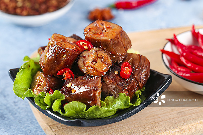 浅底上摆放着酱香鸭脖图片素材