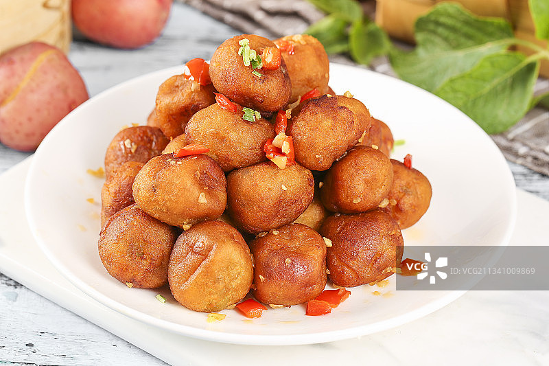 盘子里装着土豆圆子图片素材