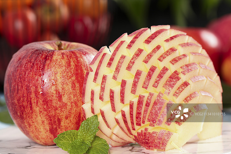 亮底上盘子里装着山西红富士苹果图片素材