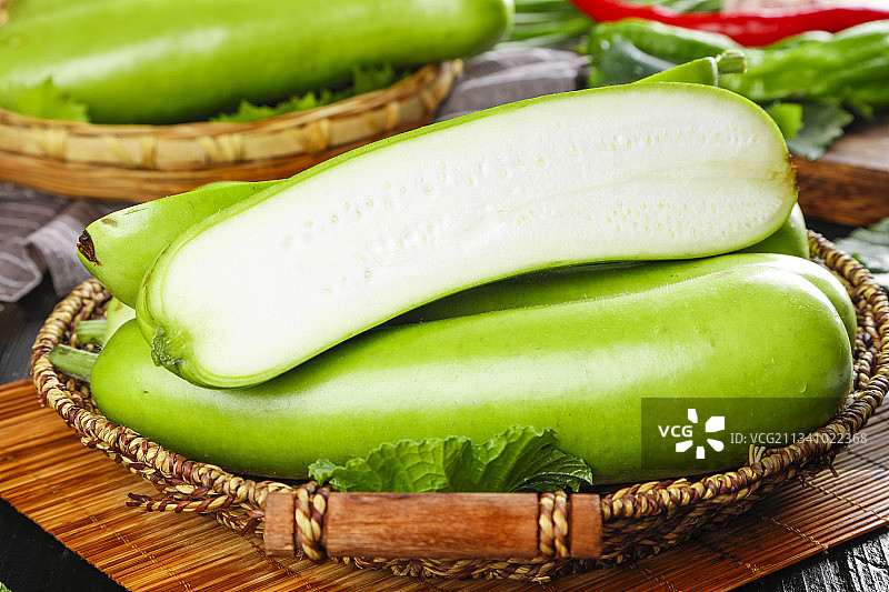 篮子里放着农家瓠子图片素材