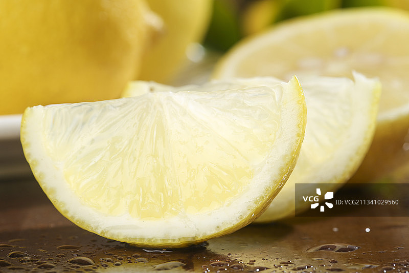 木底上的柠檬果图片素材