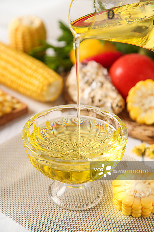 碗里装着食用油图片素材