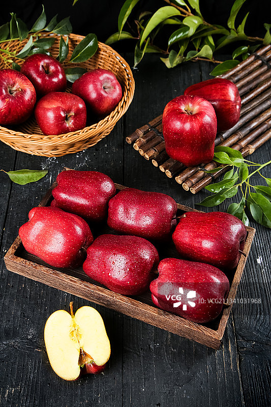 盘子里装着红蛇果图片素材