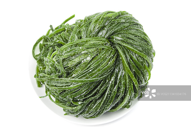 白底上的盐渍海带丝图片素材