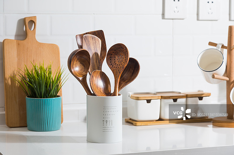 厨房里的实木锅铲勺子图片素材