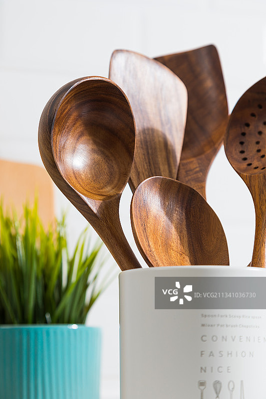 厨房里的实木锅铲勺子图片素材