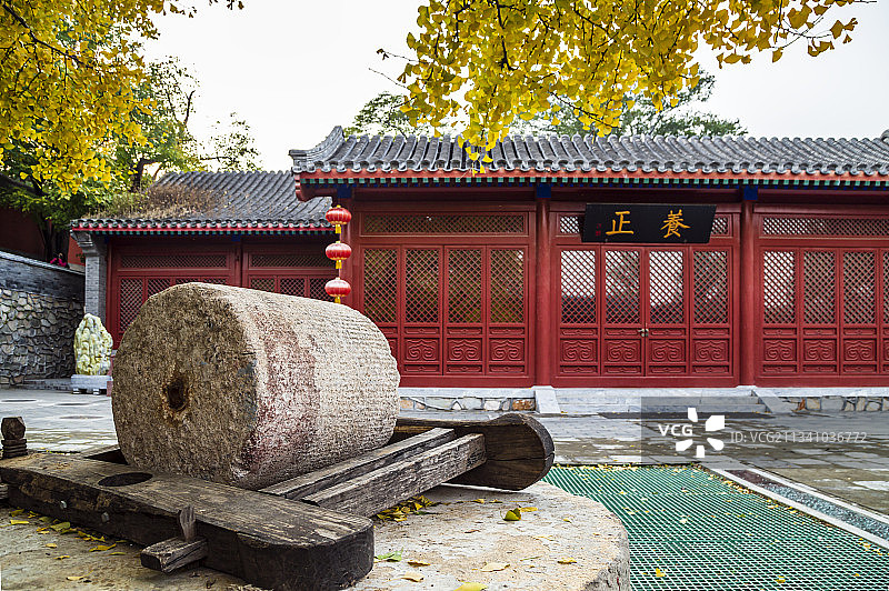 石碾中式院落和秋叶图片素材