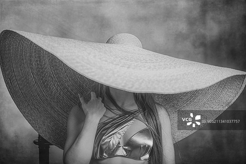 戴着超大草帽的美丽女人肖像，普列奈，立陶宛图片素材