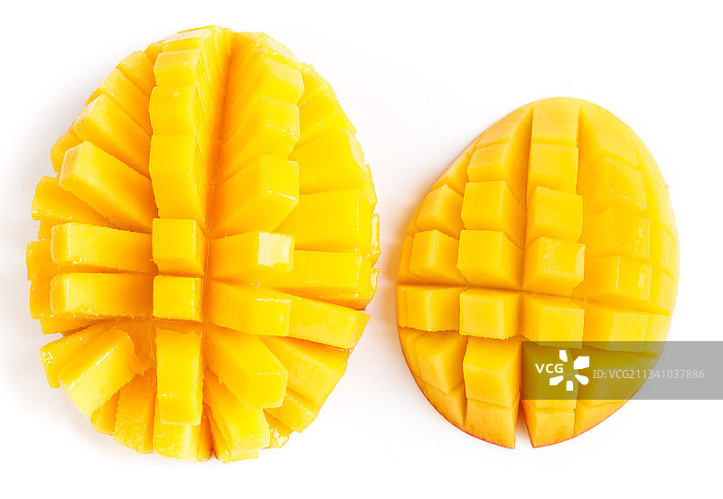 白底上放着切开的贵妃芒图片素材