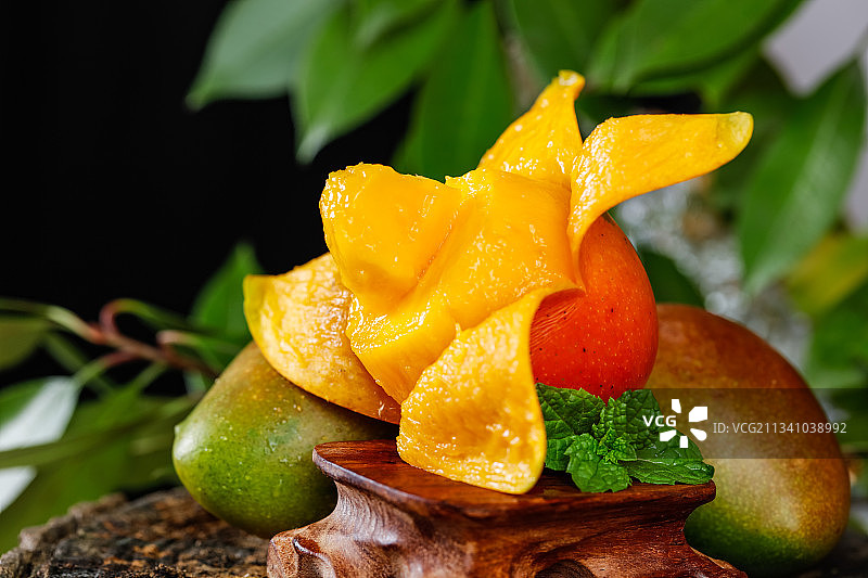 木底上的彩芒图片素材