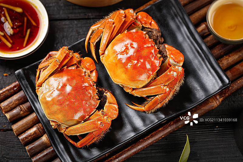竹底上摆放着清蒸螃蟹图片素材