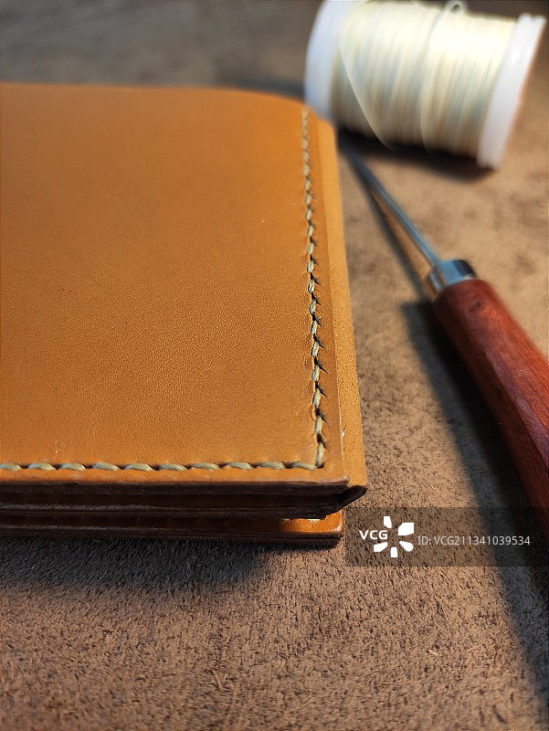 桌上的书本和缝纫针特写图片素材