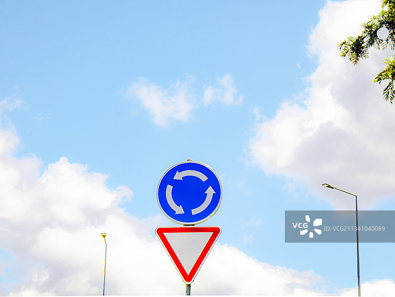 路标在天空下的低角度视图图片素材