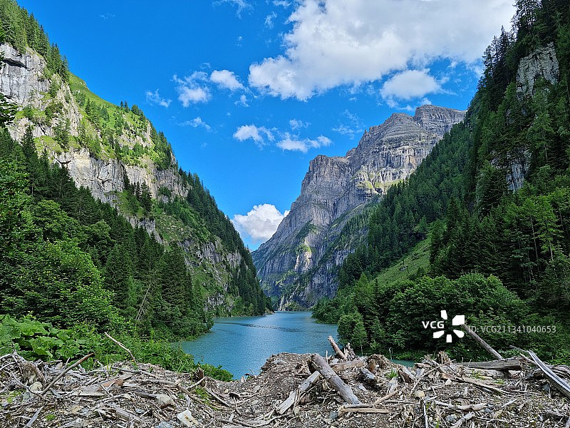 天空映衬着群山中的河流景色图片素材