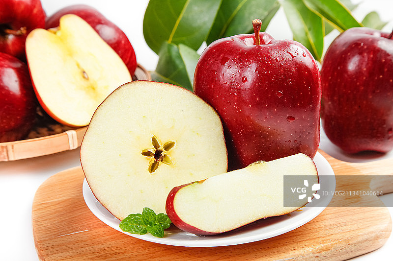 木板上放着一盘花牛苹果图片素材