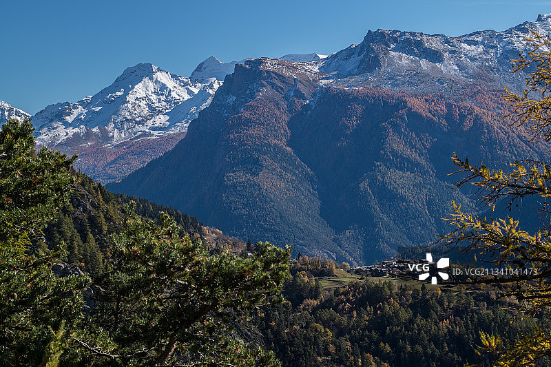 白雪皑皑的山在晴朗的天空下的风景图片素材