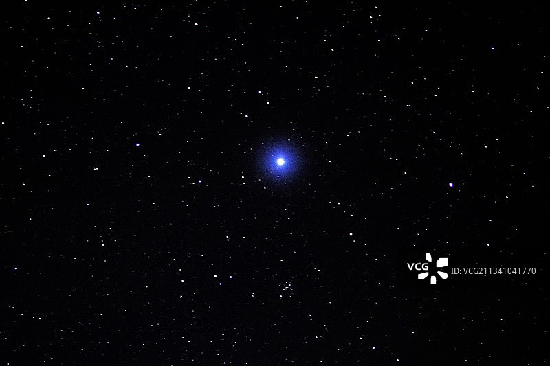 夜间星空低角度拍摄，德国下萨克森州图片素材