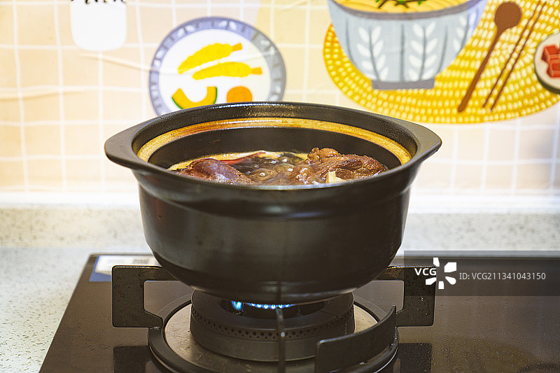 厨房砂锅卤牛腱子肉图片素材