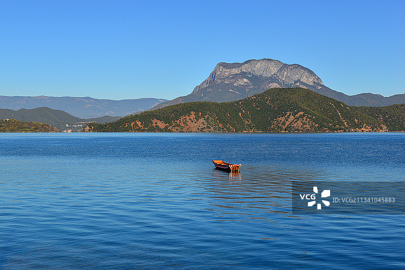 泸沽湖一叶孤舟图片素材