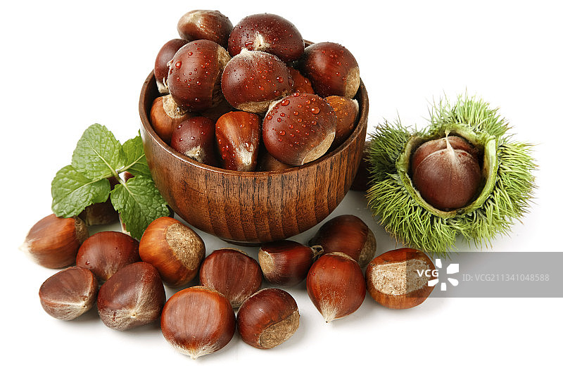 碗里装着毛栗子图片素材
