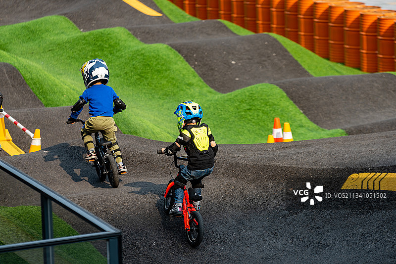 少儿自行车图片素材