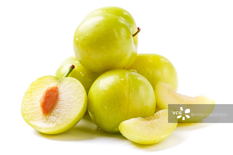 白底上摆放着黄金奈李图片素材