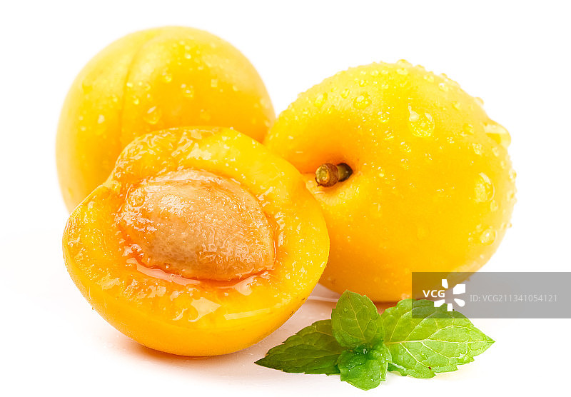 白底上摆放着麦黄杏图片素材