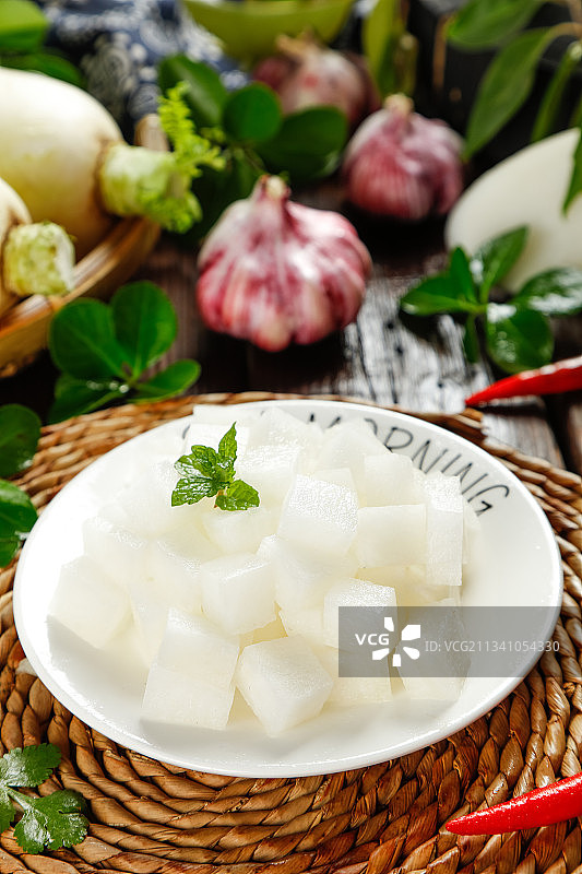 盘子里装着切块的白萝卜图片素材