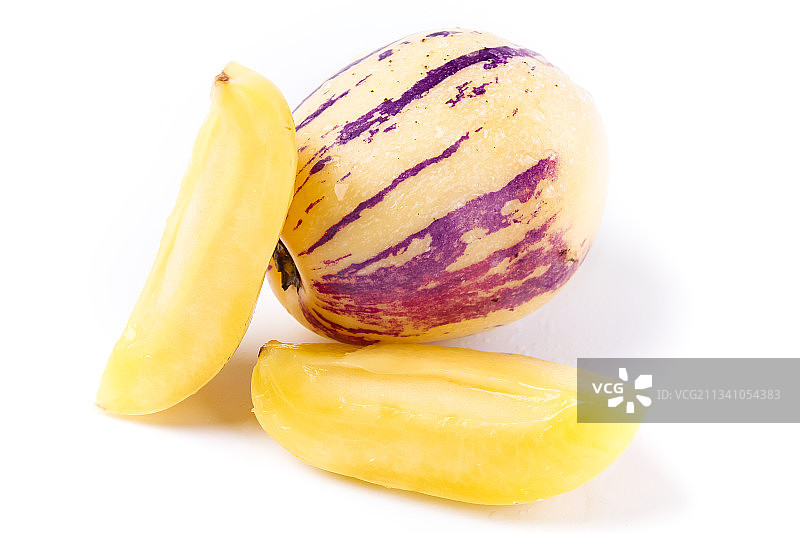 浅底上摆放着黄肉人参果图片素材