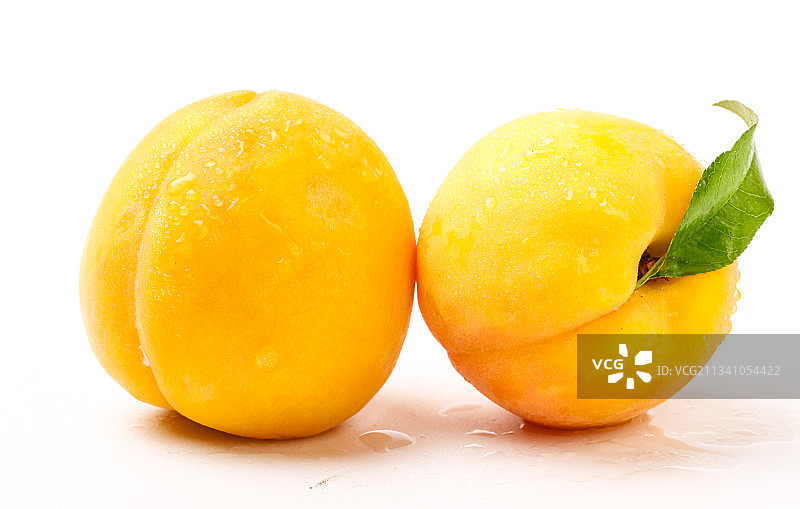 白底上摆放着黄桃图片素材