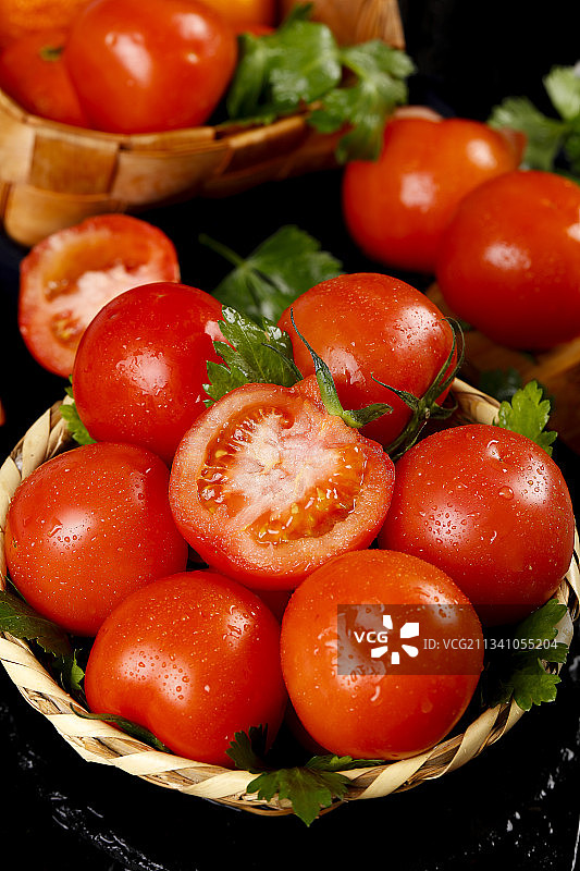 篮子里堆放着西红柿图片素材