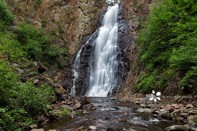 森林瀑布的风景，加拿大秋溪瀑布图片素材