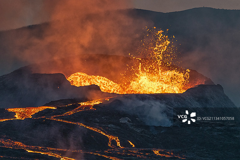 夜幕下的熔岩景观图片素材