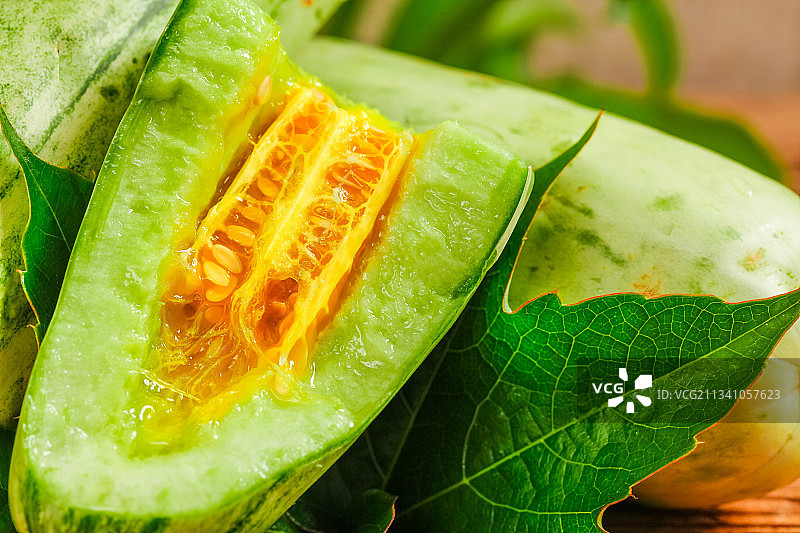 木底上摆放着新鲜羊角蜜图片素材