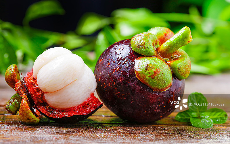 剥皮的泰国山竹放在木底上图片素材