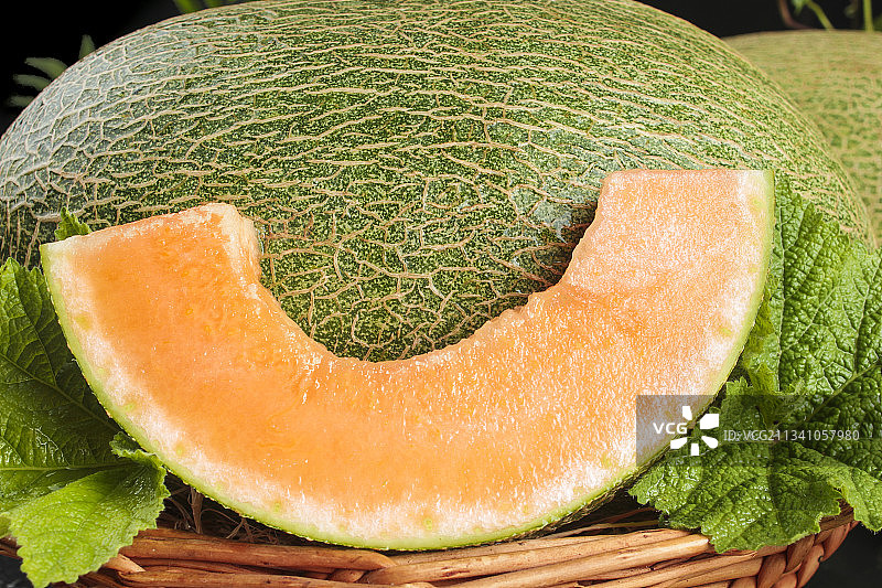 深底上放着切开的新疆哈密瓜图片素材