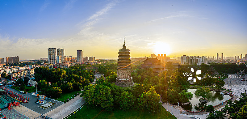 辽宁省辽阳市白塔公园古塔晨曦图片素材