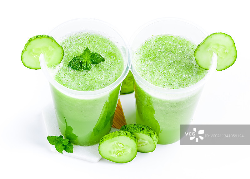 杯子里装着黄瓜果汁图片素材