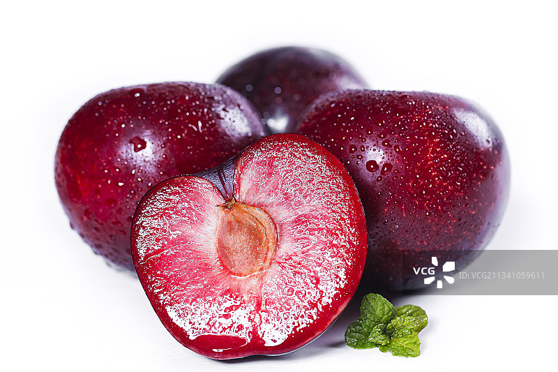 白底上摆放着新鲜恐龙蛋李图片素材