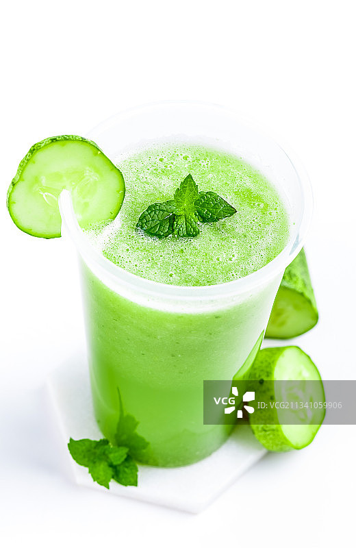 杯子里装着黄瓜果汁图片素材