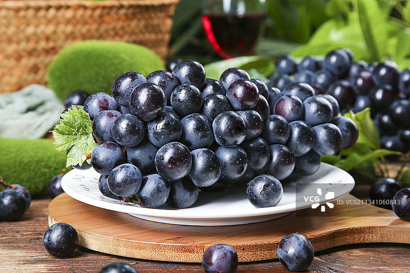 盘子里装着夏黑葡萄图片素材